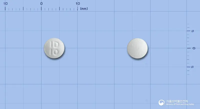 리피스톱정10밀리그램(아토르바스타틴칼슘삼수화물) 앞뒤 사진 (흰색 원형, 각인 ID10)