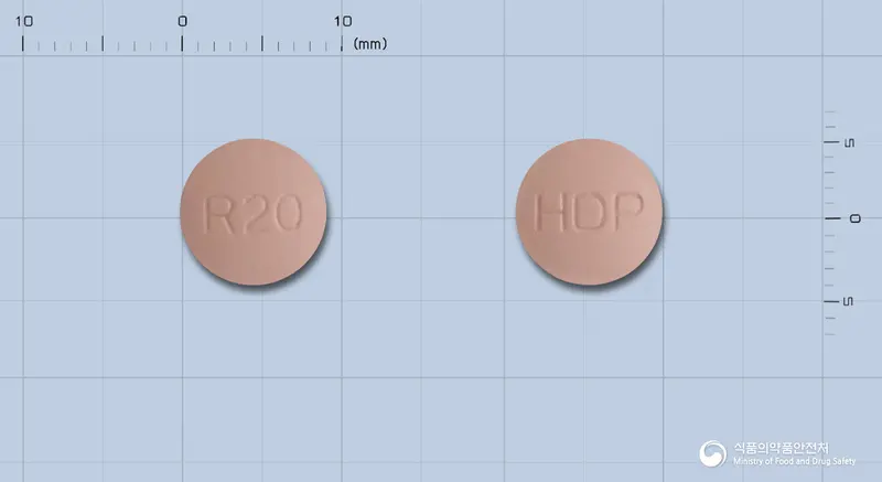 콜레리스정20밀리그램(로수바스타틴칼슘) 앞뒤 사진 (분홍색 원형, 각인 R20 / HDP)