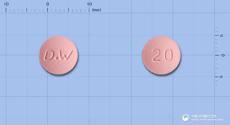 대웅로수바스타틴정20밀리그램(로수바스타틴칼슘(미분화)) 앞뒤 사진 (분홍색 원형, 각인 D.W / 20)