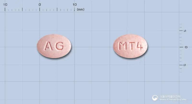 큐로스트츄정4밀리그램(몬테루카스트나트륨) 앞뒤 사진 (분홍색 타원형, 각인 AG / MT4)
