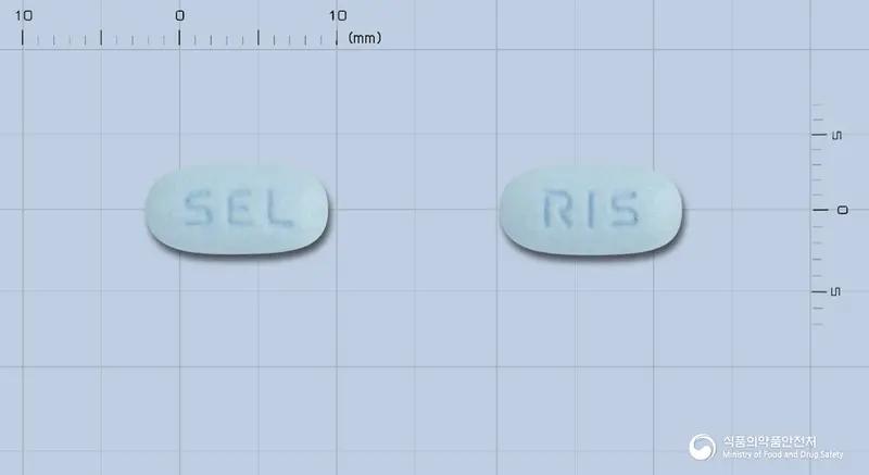리세드린정150밀리그램(리세드론산나트륨2.5수화물) 앞뒤 사진 (파란색 장방형, 각인 SEL / RIS)