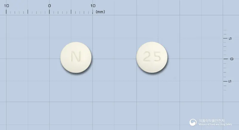뉴로자핀정2.5밀리그램(올란자핀) 앞뒤 사진 (흰색 원형, 각인 N / 25)