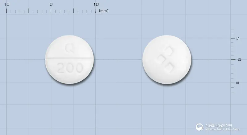 큐로켈정200밀리그램(쿠에티아핀푸마르산염) 앞뒤 사진 (흰색 원형, 각인 Q 200)