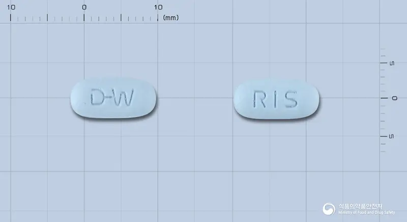 리세트론정150밀리그램(리세드론산나트륨2.5수화물) 앞뒤 사진 (파란색 타원형, 각인 D-W / RIS)