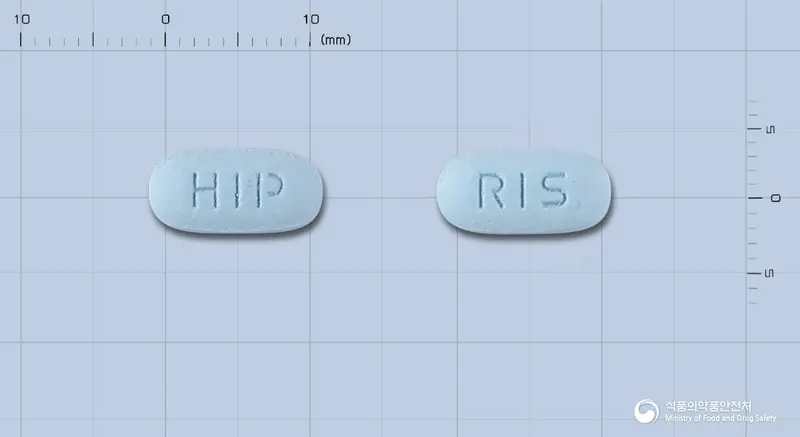 오스테론정150밀리그램(리세드론산나트륨2.5수화물) 앞뒤 사진 (파란색 타원형, 각인 HIP / RIS)