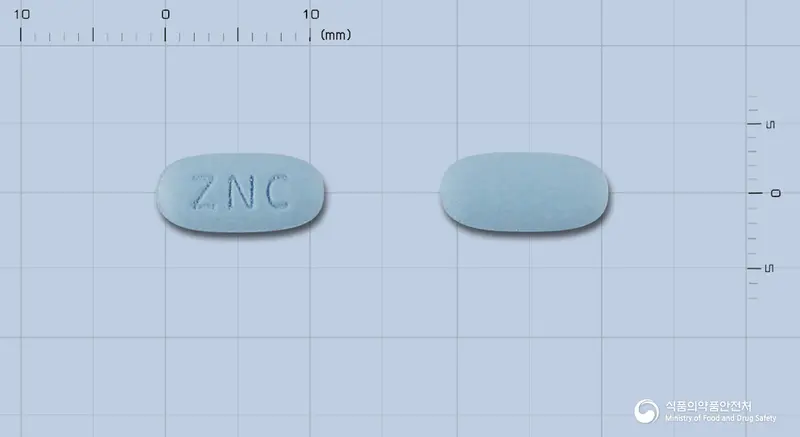자니칼정(리세드론산나트륨2.5수화물) 앞뒤 사진 (파란색 타원형, 각인 ZNC)
