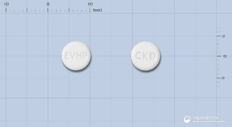 에버헤파정10밀리그램(아데포비어디피복실) 앞뒤 사진 (흰색 원형, 각인 EVHP / CKD)