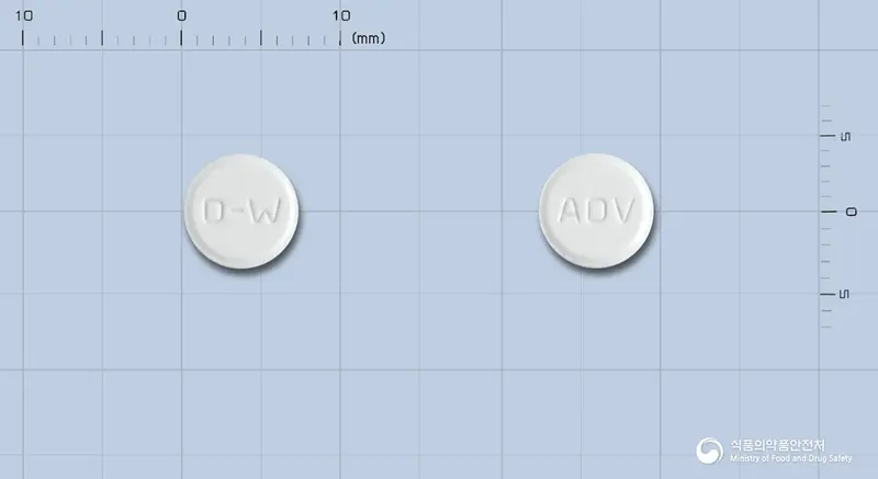 아데비어정10밀리그램(아데포비어디피복실) 앞뒤 사진 (흰색 원형, 각인 D-W / ADV)