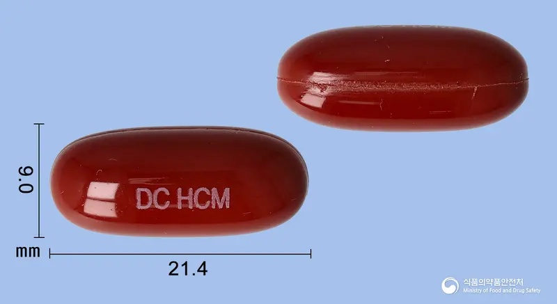 헬씨민큐연질캡슐 앞뒤 사진 (갈색 캡슐, 각인 DC HCM)