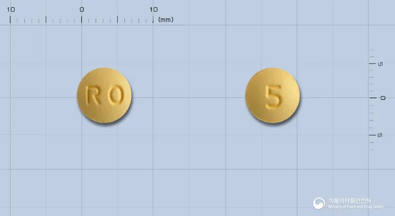로수토정5밀리그램(로수바스타틴칼슘) 앞뒤 사진 (주황색 원형, 각인 RO / 5)
