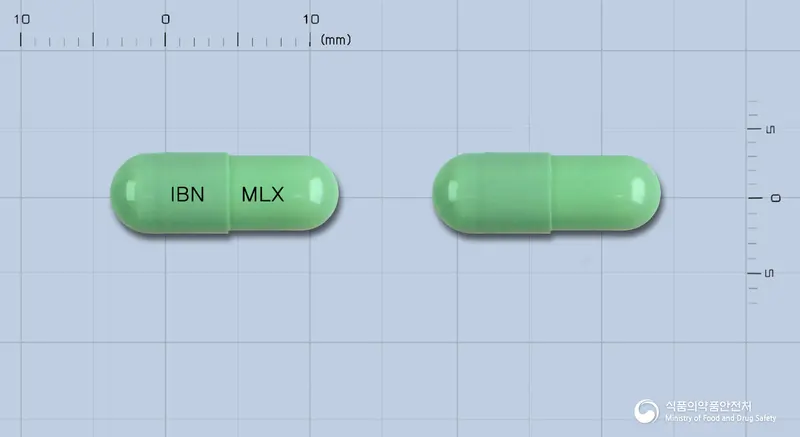 멜록신캡슐(멜록시캄) 앞뒤 사진 (연두색 캡슐, 각인 IBN MLX)