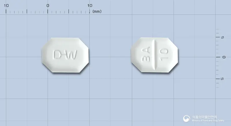 동화암로디핀베실산염정10밀리그램 앞뒤 사진 (흰색 팔각형, 각인 D-W / BA 10)