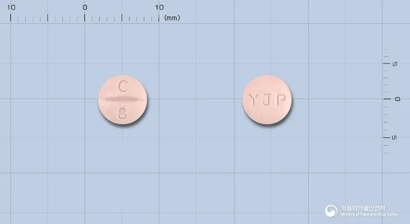 칸살탄정8밀리그램(칸데사르탄실렉세틸) 앞뒤 사진 (분홍색 원형, 각인 C 8 / YJP)