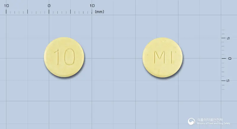 실버셉트오디정10밀리그램(도네페질염산염수화물) 앞뒤 사진 (노란색 원형, 각인 10 / MI)