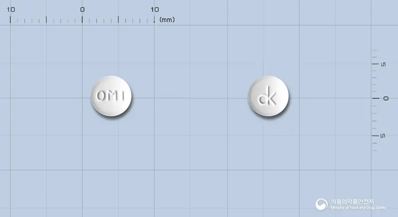 올메론정10밀리그램(올메사탄메독소밀) 앞뒤 사진 (흰색 원형, 각인 OM1)