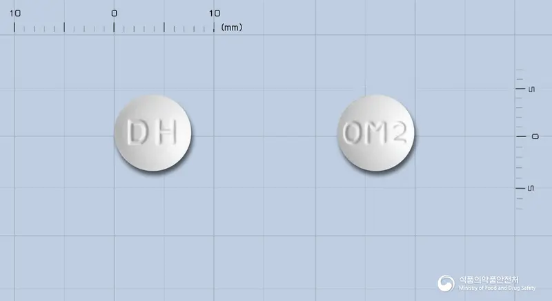 대한올메사탄정20밀리그램(올메사탄메독소밀) 앞뒤 사진 (흰색 원형, 각인 DH / OM2)