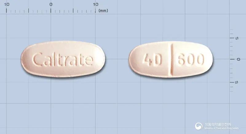 칼트레이트디400정 앞뒤 사진 (분홍색 타원형, 각인 Caltrate / 4D 600)