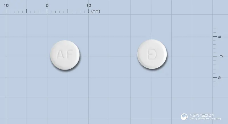 헵세루사정(아데포비어디피복실) 앞뒤 사진 (흰색 원형, 각인 AF)
