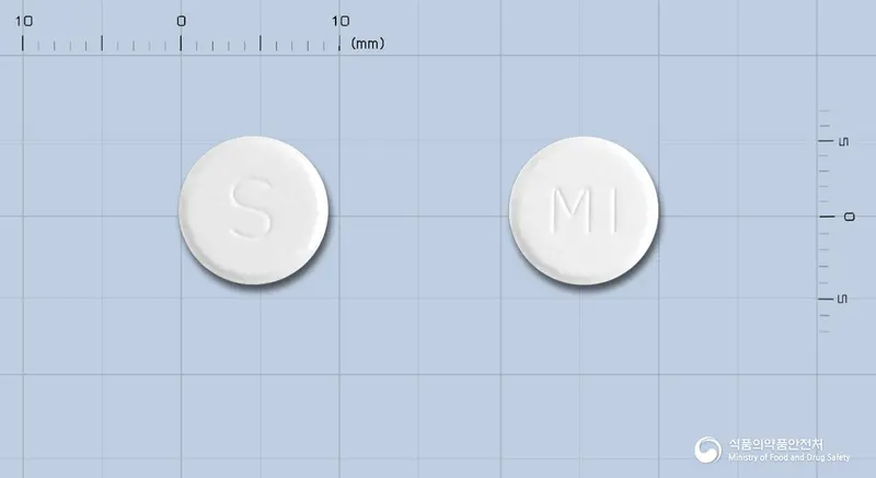 실버셉트오디정5밀리그램(도네페질염산염수화물) 앞뒤 사진 (흰색 원형, 각인 S / MI)