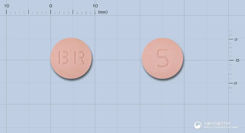 아스루카츄정5mg(몬테루카스트나트륨) 앞뒤 사진 (분홍색 원형, 각인 BR / 5)