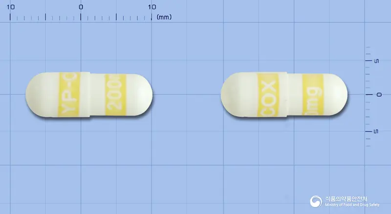 쎄레콕스캡슐200밀리그램(세레콕시브) 앞뒤 사진 (흰색 캡슐, 각인 YP-COX200mg)