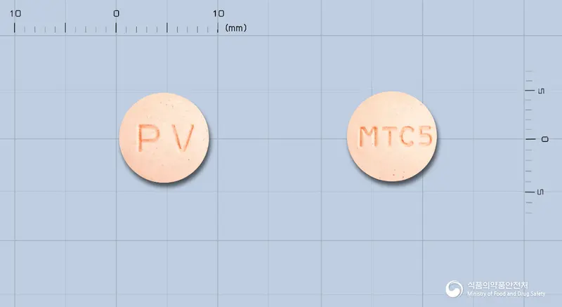 몬테루브이츄정5mg(몬테루카스트나트륨) 앞뒤 사진 (분홍색 원형, 각인 PV / MTC5)