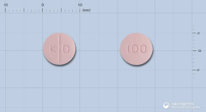 세프피보정100밀리그램(세프카펜피복실염산염수화물) 앞뒤 사진 (분홍색 원형, 각인 K D / 100)