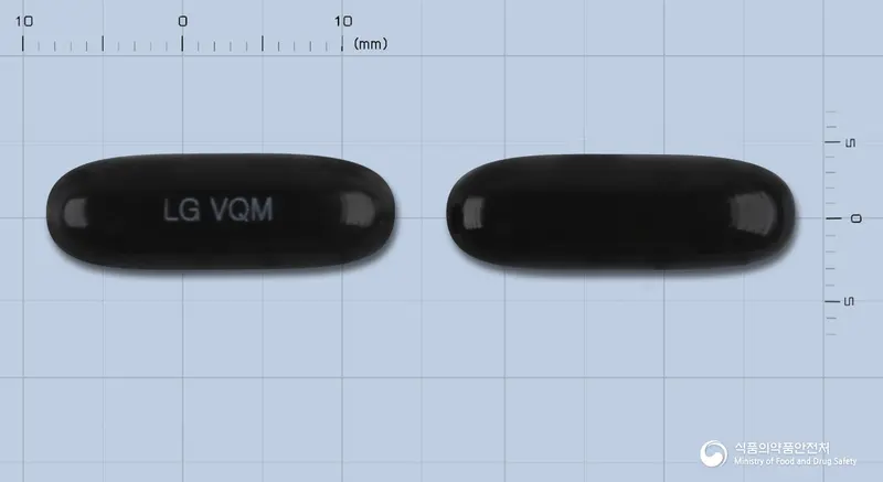 바이큐민연질캡슐 앞뒤 사진 (검은색 캡슐, 각인 LG VQM)