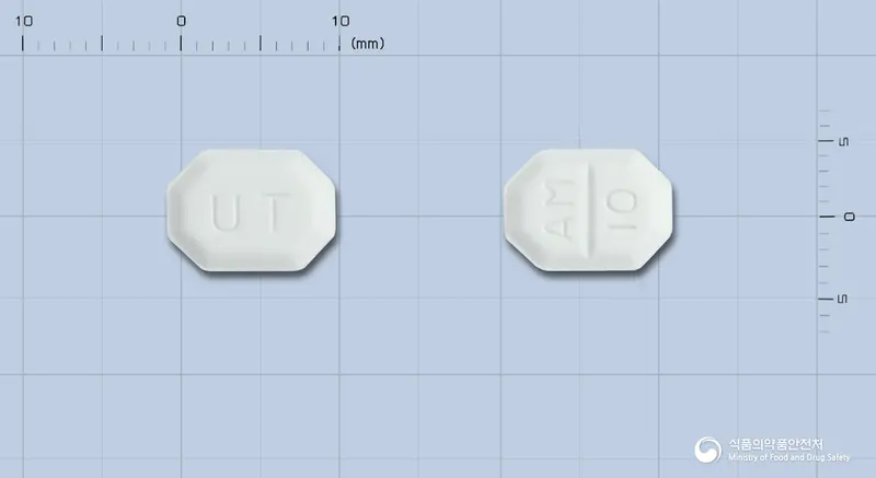 유나스크정10mg(암로디핀베실산염) 앞뒤 사진 (흰색 팔각형, 각인 UT / AM 10)