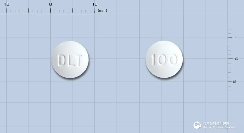 테바라모트리진츄어블정100밀리그램 앞뒤 사진 (흰색 원형, 각인 DLT / 100)