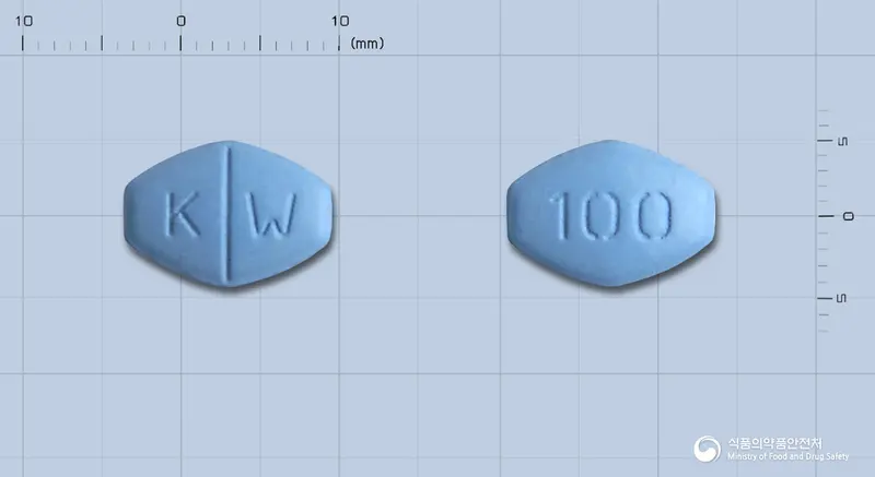 프리야정100밀리그램(실데나필시트르산염) 앞뒤 사진 (파란색 육각형, 각인 K W / 100)