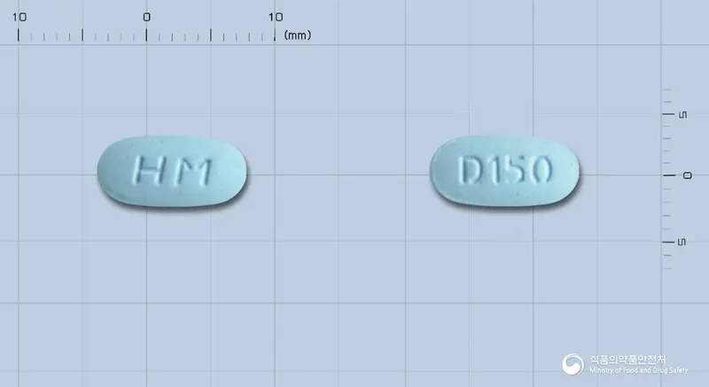 리도넬디정(리세드론산,콜레칼시페롤) 앞뒤 사진 (파란색 타원형, 각인 HM / D150)