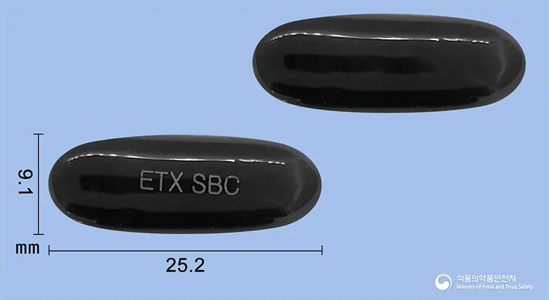 셀비콤연질캡슐 앞뒤 사진 (검은색 캡슐, 각인 ETX SBC)
