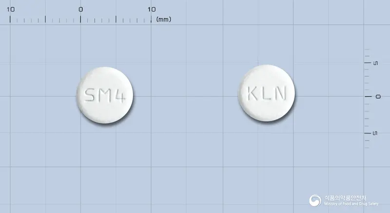 애스몬테속붕정4밀리그램(몬테루카스트나트륨) 앞뒤 사진 (흰색 원형, 각인 SM4 / KLN)