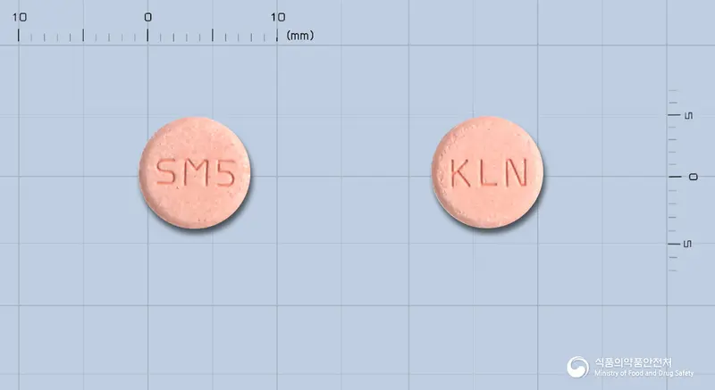 애스몬테속붕정5밀리그램(몬테루카스트나트륨) 앞뒤 사진 (분홍색 원형, 각인 SM5 / KLN)