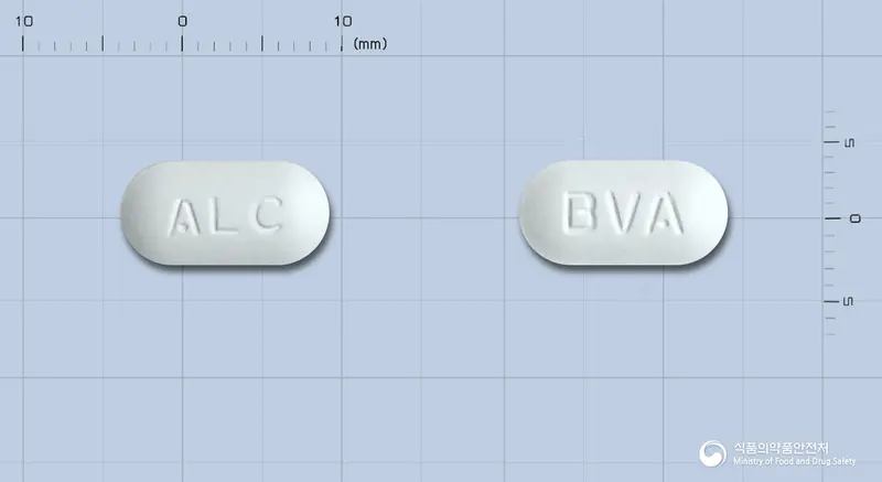 이반드론정(이반드론산나트륨일수화물) 앞뒤 사진 (흰색 장방형, 각인 ALC / BVA)