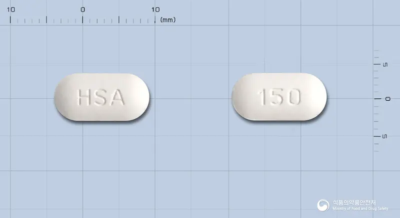 아미카본정(이반드론산나트륨일수화물) 앞뒤 사진 (흰색 장방형, 각인 HSA / 150)