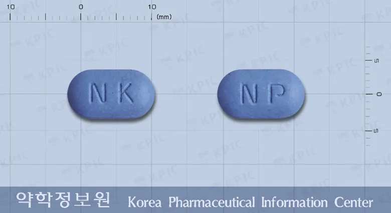 나프러스정(나프록센나트륨) 앞뒤 사진 (파란색 장방형, 각인 NK / NP)