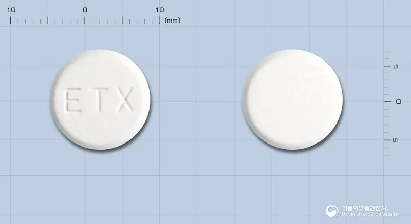 뮤코테라트로키제(암브록솔염산염) 앞뒤 사진 (흰색 원형, 각인 ETX)