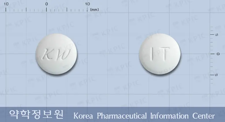 아이트라정(이트라코나졸고체분산체) 앞뒤 사진 (흰색 원형, 각인 KW / IT)