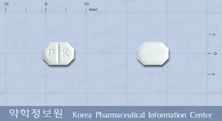 암로비스정(암로디핀베실산염) 앞뒤 사진 (흰색 팔각형, 각인 P K)