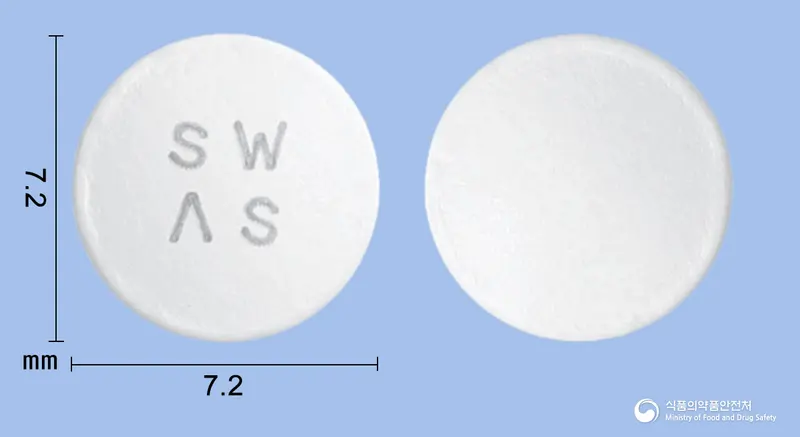 아스테린정(아스피린) 앞뒤 사진 (흰색 원형, 각인 SWΛS)