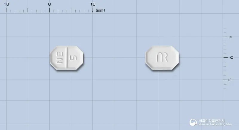 네오드로핀정(암로디핀베실산염) 앞뒤 사진 (흰색 팔각형, 각인 NE 5)
