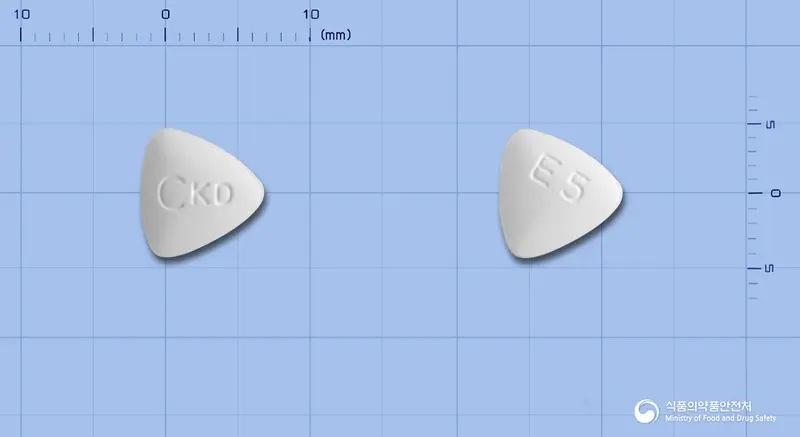엔테카벨정0.5밀리그램(엔테카비르) 앞뒤 사진 (흰색 삼각형, 각인 CKD / E5)