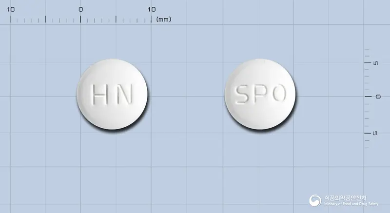 스포코라정(이트라코나졸고체분산체) 앞뒤 사진 (흰색 원형, 각인 HN / SPO)