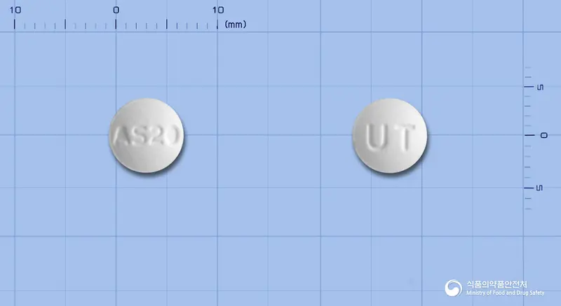 뉴펙스정20밀리그램(아토르바스타틴칼슘수화물) 앞뒤 사진 (흰색 원형, 각인 AS20 / UT)
