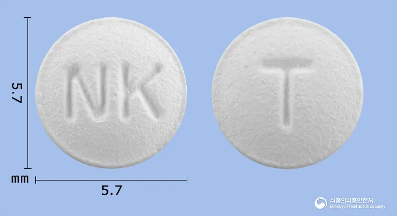 아피토정(아토르바스타틴칼슘삼수화물) 앞뒤 사진 (흰색 원형, 각인 NK / T)
