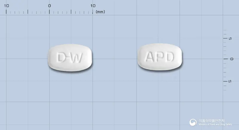 알레트론디정 앞뒤 사진 (흰색 타원형, 각인 D-W / APD)