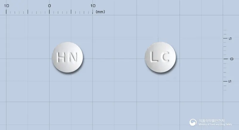 레나신정(레보플록사신수화물) 앞뒤 사진 (흰색 원형, 각인 HN / LC)