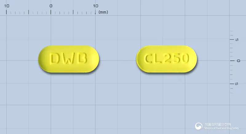 대웅바이오클래리트로마이신정250mg(클래리트로마이신) 앞뒤 사진 (연두색 장방형, 각인 DWB / CL250)